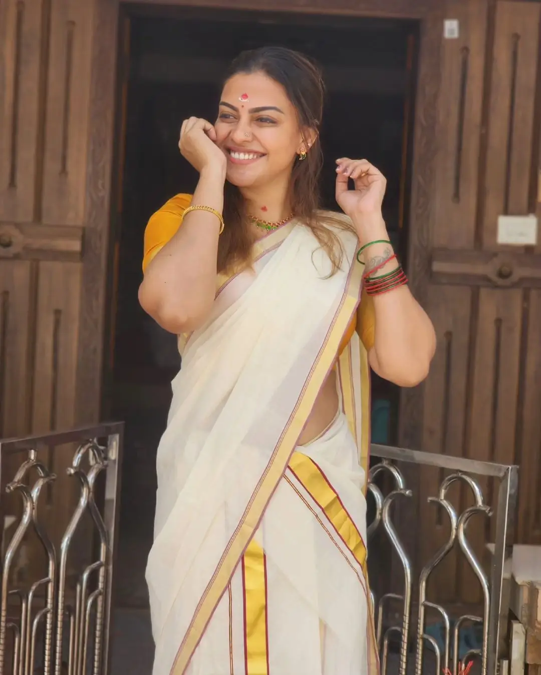 ANUSREE NAIR WEARING BEAUTIFUL EARRINGS JEWELLERY WHITE SAREE YELLOW BLOUSE